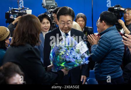 Incheon, Südkorea. April 2024. Lee Jae-myung, Vorsitzender der Demokratischen Partei, trifft am Donnerstag, den 11. April 2024 in seinem Bezirksbüro im Bezirk Gyeyang in Incheon, Südkorea, ein. Der konservative Block des südkoreanischen Präsidenten Yoon Suk Yeol wird bei der Abstimmung über ein neues parlament einen großen Rückschlag erleben, wie die Umfragen zeigten, was wahrscheinlich bedeutet, dass er in den verbleibenden drei Jahren seiner Amtszeit in einer schwachen Position sein wird und in einem politischen Stillstand stehen wird. (Foto: SeongJoon Cho/Pool/SIPA USA) Credit: SIPA USA/Alamy Live News Stockfoto