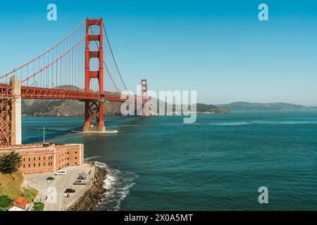 Die Golden Gate Bridge überspannt die Meerenge zwischen San Francisco Bay und dem Pazifischen Ozean. Stockfoto