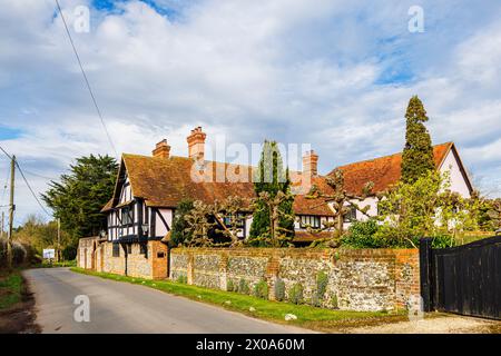 Blick auf ein großes, elegantes rosafarbenes Fachwerkhaus in Bix, einem hübschen, malerischen Landdorf in der Nähe von Henley-on-Thames im Süden von Oxfordshire Stockfoto