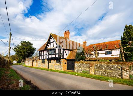 Blick auf ein großes, elegantes rosafarbenes Fachwerkhaus in Bix, einem hübschen, malerischen Landdorf in der Nähe von Henley-on-Thames im Süden von Oxfordshire Stockfoto