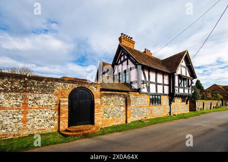 Blick auf ein großes, elegantes rosafarbenes Fachwerkhaus in Bix, einem hübschen, malerischen Landdorf in der Nähe von Henley-on-Thames im Süden von Oxfordshire Stockfoto