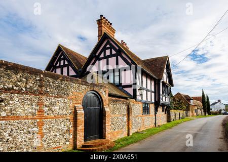 Blick auf ein großes, elegantes rosafarbenes Fachwerkhaus in Bix, einem hübschen, malerischen Landdorf in der Nähe von Henley-on-Thames im Süden von Oxfordshire Stockfoto