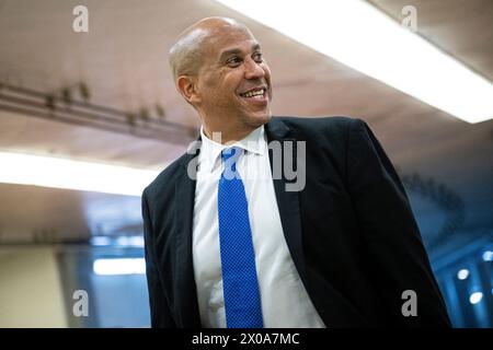 Washington, USA. April 2024. Senatorin Cory Booker (D-N.J.) spaziert am Mittwoch, den 10. April, durch das US-Kapitol in Washington, DC. 2024. (Graeme Sloan/SIPA USA) Credit: SIPA USA/Alamy Live News Stockfoto