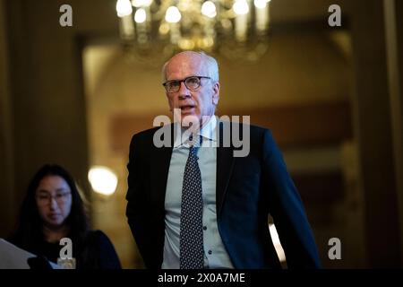 Washington, USA. April 2024. Senator Peter Welch (D-VT) spaziert am Mittwoch, den 10. April, durch das US-Kapitol in Washington, DC. 2024. (Graeme Sloan/SIPA USA) Credit: SIPA USA/Alamy Live News Stockfoto