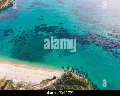 Fantastische Aussicht auf die Küste von Sithonia in der Nähe des Azapiko North Beach, Chalkidiki, Zentralmakedonien, Griechenland Stockfoto