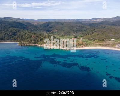 Fantastische Aussicht auf die Küste von Sithonia in der Nähe des Azapiko North Beach, Chalkidiki, Zentralmakedonien, Griechenland Stockfoto