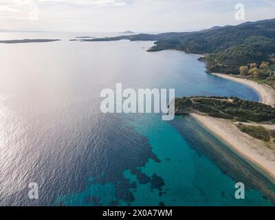 Fantastische Aussicht auf die Küste von Sithonia in der Nähe des Azapiko North Beach, Chalkidiki, Zentralmakedonien, Griechenland Stockfoto