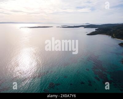 Fantastische Aussicht auf die Küste von Sithonia in der Nähe des Azapiko North Beach, Chalkidiki, Zentralmakedonien, Griechenland Stockfoto