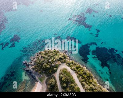 Fantastische Aussicht auf die Küste von Sithonia in der Nähe des Azapiko North Beach, Chalkidiki, Zentralmakedonien, Griechenland Stockfoto