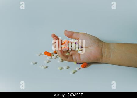 Verschiedene Drogen in der Hand, Drogenmissbrauchskonzept. Stockfoto