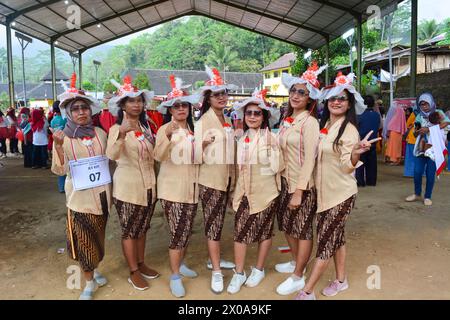 Am 12. Januar 2024 feiert Eine Gruppe indonesischer Menschen die indonesische Unabhängigkeitspartei mit Wettbewerben in Indonesien Stockfoto