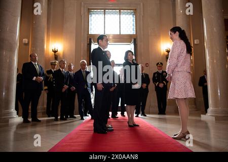 Arlington, Usa. April 2024. Arlington National Cemetery Senior Historiker Dr. Allison Finkelstein, rechts, gibt dem japanischen Premierminister Fumio Kishida, dem Arlington National Cemetery, Arlington, Virginia, eine Führung durch den Ausstellungsraum des Memorial Amphitheaters. April 2024. Foto von Elizabeth Fraser/USA Army/UPI Credit: UPI/Alamy Live News Stockfoto