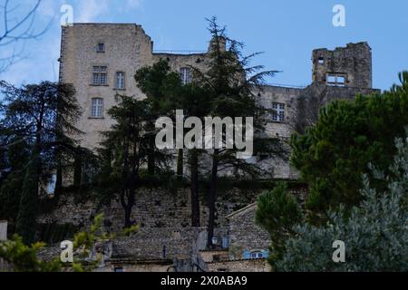 Ruine des Marquis de Sade Burg mit Blick auf mittelalterlichen Dorfes Lacoste, Vaucluse, Provence-Alpes-Côte d ' Azur, Provence, Frankreich Stockfoto