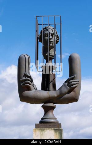 Eine Metallskulptur mit dem Marquis de Sade mit gekreuzten Armen, geschaffen von Alexander Bourganov, steht vor dem Château Lacoste in Vaucluse, Luberon, Prov Stockfoto