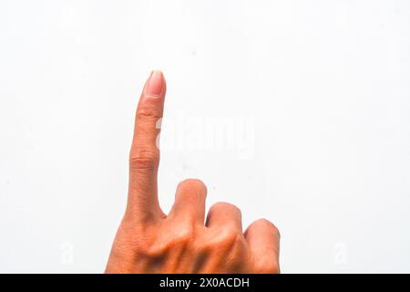 Erwachsene männliche Hand mit einem Finger nach oben, isoliert auf weiß Stockfoto