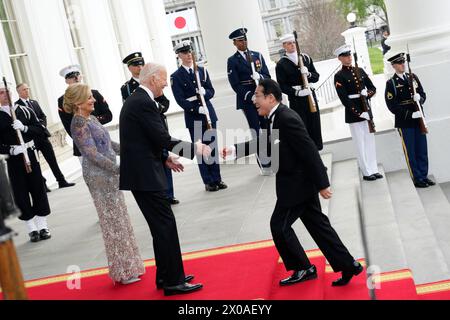 Washington, Vereinigte Staaten. April 2024. US-Präsident Joe Biden und First Lady Jill Biden begrüßen Premierminister Kishida Fumio und Kishida Yuko aus Japan zum Staatsessen im Weißen Haus in Washington am 10. April 2024. Quelle: Yuri Gripas/Pool über CNP/dpa/Alamy Live News Stockfoto