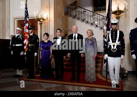 Washington, Vereinigte Staaten. April 2024. US-Präsident Joe Biden und First Lady Jill Biden begrüßen Premierminister Kishida Fumio und Kishida Yuko aus Japan zum Staatsessen im Weißen Haus in Washington am 10. April 2024. Quelle: Yuri Gripas/Pool über CNP/dpa/Alamy Live News Stockfoto