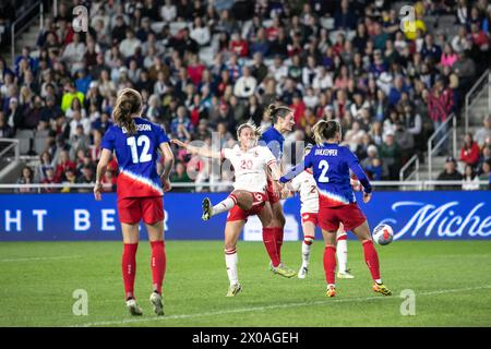 Columbus, Ohio, USA. April 2024. USWNT-Verteidiger Tierna Davidson #12, Canada-Stürmer Cloe Laccase #20 und USWNT-Verteidiger Abby Dahlkemper #2 kämpfen um den Ball während des Spiels USWNT gegen Kanada im She Belieghings Cup Finale im Feld Lower.com in Columbus, Ohio. (Kindell Buchanan/Alamy Live News) Stockfoto