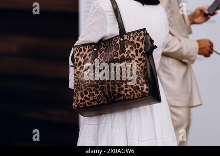 Mailand, Italien - 14. Juni 2023: Frau trägt Dolce Gabbana Tasche, Street Style Details und modische Details Stockfoto