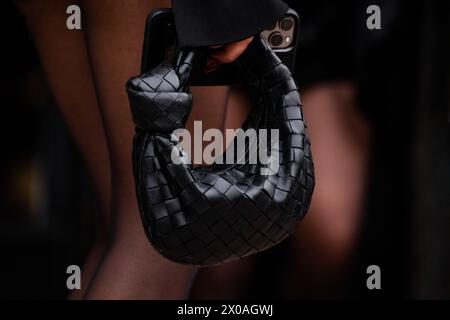 Mailand, Italien - 24. Februar 2024: Frau trägt Bottega Veneta Tasche, Street Style Details und modische Details Stockfoto