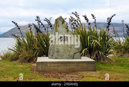 Queenstown, Neuseeland, 3. April 2024: Ein Steindenkmal für Richard Cogar Bryant, geschmückt mit einer Gedenktafel, ist eine Hommage an sein Erbe in Queenstown Stockfoto