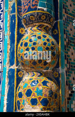 24. JUNI 2023, SAMARKAND, USBEKISTAN: Historischer Friedhof von Shahi Zinda mit seinen fein verzierten Mausoleen durch einen Bogen in Samarkand, Usbekistan Stockfoto
