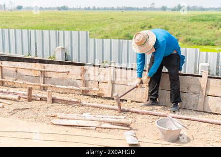 Der Bau eines Stützzauns oder Gegenweges, Schalungen, Vorbereitung des Beton-Eingießens, Baustelle. Stockfoto