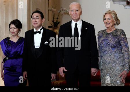 Washington, Vereinigte Staaten. April 2024. US-Präsident Joe Biden und First Lady Jill Biden begrüßen Premierminister Kishida Fumio und Kishida Yuko aus Japan zum Staatsessen im Weißen Haus in Washington am 10. April 2024. Quelle: Yuri Gripas/Pool über CNP/dpa/Alamy Live News Stockfoto