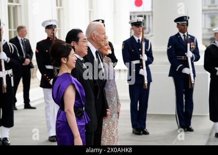 Washington, Vereinigte Staaten. April 2024. US-Präsident Joe Biden und First Lady Jill Biden begrüßen Premierminister Kishida Fumio und Kishida Yuko aus Japan zum Staatsessen im Weißen Haus in Washington am 10. April 2024. Quelle: Yuri Gripas/Pool über CNP/dpa/Alamy Live News Stockfoto