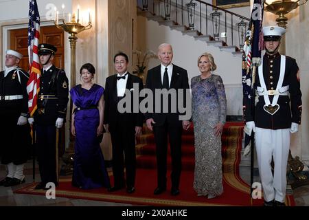 Washington, Vereinigte Staaten. April 2024. US-Präsident Joe Biden und First Lady Jill Biden begrüßen Premierminister Kishida Fumio und Kishida Yuko aus Japan zum Staatsessen im Weißen Haus in Washington am 10. April 2024. Quelle: Yuri Gripas/Pool über CNP/dpa/Alamy Live News Stockfoto