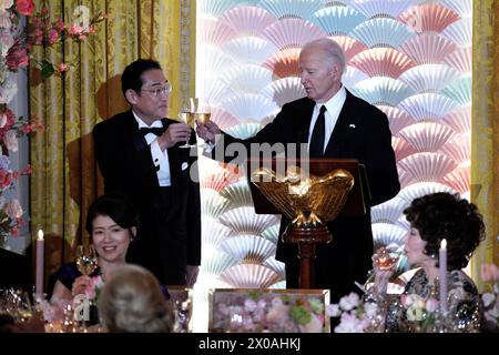 Washington, Vereinigte Staaten. April 2024. US-Präsident Joe Biden empfängt Premierminister Kishida Fumio und Frau Kishida Yuko aus Japan am 10. April 2024 zu einem Staatsessen im East Room des Weißen Hauses in Washington. Quelle: Yuri Gripas/Pool über CNP/dpa/Alamy Live News Stockfoto