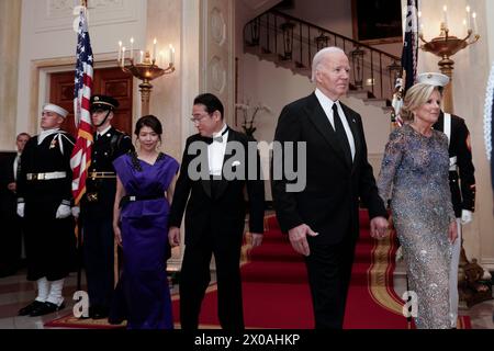 Washington, Vereinigte Staaten. April 2024. US-Präsident Joe Biden und First Lady Jill Biden begrüßen Premierminister Kishida Fumio und Kishida Yuko aus Japan zum Staatsessen im Weißen Haus in Washington am 10. April 2024. Quelle: Yuri Gripas/Pool über CNP/dpa/Alamy Live News Stockfoto