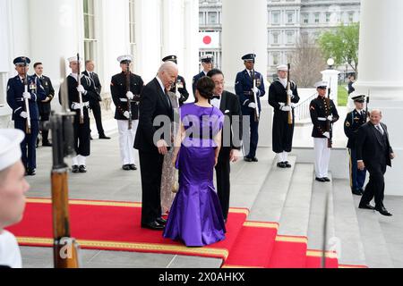 Washington, Vereinigte Staaten. April 2024. US-Präsident Joe Biden und First Lady Jill Biden begrüßen Premierminister Kishida Fumio und Kishida Yuko aus Japan zum Staatsessen im Weißen Haus in Washington am 10. April 2024. Quelle: Yuri Gripas/Pool über CNP/dpa/Alamy Live News Stockfoto