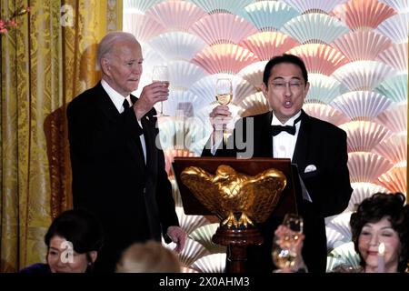 Washington, Vereinigte Staaten. April 2024. US-Präsident Joe Biden empfängt Premierminister Kishida Fumio aus Japan am 10. April 2024 zu einem Staatsessen im East Room des Weißen Hauses in Washington. Quelle: Yuri Gripas/Pool über CNP/dpa/Alamy Live News Stockfoto