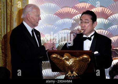 Washington, Vereinigte Staaten. April 2024. US-Präsident Joe Biden empfängt Premierminister Kishida Fumio und Frau Kishida Yuko aus Japan am 10. April 2024 zu einem Staatsessen im East Room des Weißen Hauses in Washington. Quelle: Yuri Gripas/Pool über CNP/dpa/Alamy Live News Stockfoto