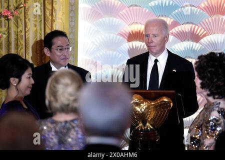 Washington, Vereinigte Staaten. April 2024. US-Präsident Joe Biden empfängt Premierminister Kishida Fumio und Frau Kishida Yuko aus Japan am 10. April 2024 zu einem Staatsessen im East Room des Weißen Hauses in Washington. Quelle: Yuri Gripas/Pool über CNP/dpa/Alamy Live News Stockfoto