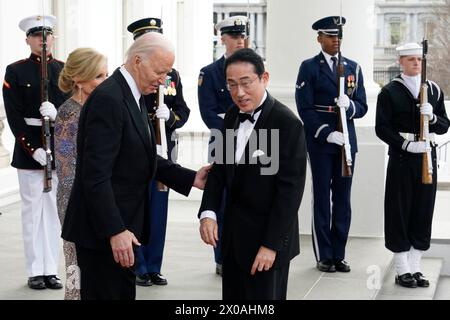 Washington, Vereinigte Staaten. April 2024. US-Präsident Joe Biden und First Lady Jill Biden begrüßen Premierminister Kishida Fumio und Kishida Yuko aus Japan zum Staatsessen im Weißen Haus in Washington am 10. April 2024. Quelle: Yuri Gripas/Pool über CNP/dpa/Alamy Live News Stockfoto