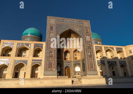 27. JUNI 2023, BUCHARA, USBEKISTAN: Blick über die POI Kalon Moschee und Minarett bei Sonnenuntergang in Buchara, Usbekistan. Vertikales Bild mit Kopierraum f Stockfoto