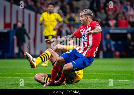 Madrid, Madrid, Spanien. April 2024. Angel Correa von Atletico Madrid (R) wurde am 10. April 2024 im Estadio Civitas Metropolitano in Madrid gegen Mats Hummels von Borussia Dortmund (L) im Viertelfinale der UEFA Champions League gespielt. (Kreditbild: © Alberto Gardin/ZUMA Press Wire) NUR REDAKTIONELLE VERWENDUNG! Nicht für kommerzielle ZWECKE! Stockfoto