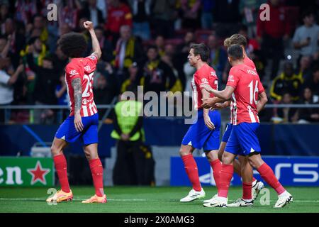 Madrid, Spanien. April 2024. Die Spieler von Atletico de Madrid feiern das Torergebnis im Viertelfinale der UEFA Champions League im 1. Leg-Fußball zwischen Atletico de Madrid und Borussia Dortmund am 10. April 2024 in Madrid. Gustavo Valiente/Xinhua/Alamy Live News Stockfoto