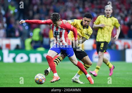 Madrid, Spanien. April 2024. Atletico de Madrid's R. Riquelme (L) streitet am 10. April 2024 mit Jadon Sancho, Borussia Dortmund, im Viertelfinale der UEFA Champions League zwischen Atletico de Madrid und Borussia Dortmund. Gustavo Valiente/Xinhua/Alamy Live News Stockfoto