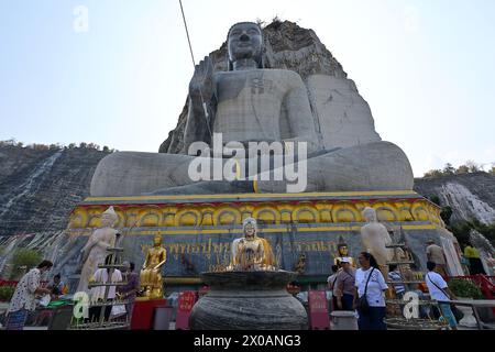 Nahaufnahme einer großen sitzenden Luang Pho U Thong Buddha-Skulptur mit rechter Hand in gyan Mudra, die von einer Klippe in der Provinz Suphanburi geschnitzt wurde Stockfoto