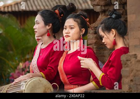 Foto von jungen vietnamesischen Frauen mit rotem ao dai. Vietnamfrauen, die traditionelle Ao-Dai-Kultur im alten Tempel in Nha Trang in Vietnam tragen, März 28,20 Stockfoto