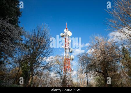 Bild von Repeatern und Antenne für die Übertragung von Mobiltelefonen. In serbien aufgenommen. Stockfoto