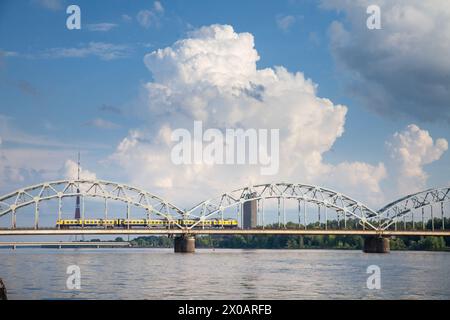 Bild der Rigaer Eisenbahnbrücke. Die Eisenbahnbrücke (oder Dzelzcela Tilts) ist eine Brücke, die den Fluss Daugava in Riga, der Hauptstadt Lettlands, überquert. Stockfoto