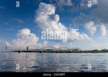 Bild der Rigaer Eisenbahnbrücke. Die Eisenbahnbrücke (oder Dzelzcela Tilts) ist eine Brücke, die den Fluss Daugava in Riga, der Hauptstadt Lettlands, überquert. Stockfoto