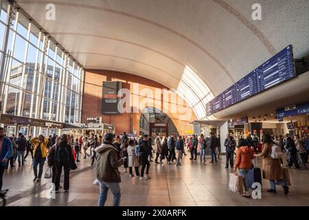 Bild der Haupthalle des Kölner Hbf-Bahnhofs, der zur DB Deutschbahn gehört, mit Schwerpunkt auf den Bildschirmen Abflugtafel und Ankunftstafel. Stockfoto