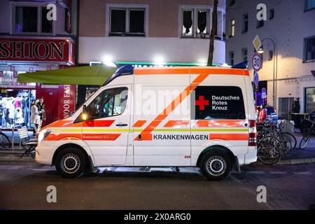 Bild eines Rettungswagens der Rettungsdienste des Deutschen Roten Kreuzes, des Deutschen Roten Kreuzes und des deutschen Gesundheitswesens auf dem Weg zum Intervent Stockfoto