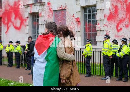 London, UK, 10. April 2024. Aktivisten der Palästinensischen Aktion zielten auf das Verteidigungsministerium in Whitehall ab, was wegen der anhaltenden Waffenverkäufe mit Israel kritisch war, von denen sie sagen, dass sie mit einem zwei-Wege-Embargo aufhören sollten. Der Protest des Tages wurde in Verbindung mit der neu gegründeten Gruppe Youth Demand organisiert, die auch dafür protestiert, dass Großbritannien keine neuen Lizenzen für fossile Brennstoffe und Gas mehr gewährt. Quelle: Eleventh Photography/Alamy Live News Stockfoto