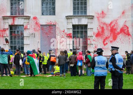 London, UK, 10. April 2024. Aktivisten der Palästinensischen Aktion zielten auf das Verteidigungsministerium in Whitehall ab, was wegen der anhaltenden Waffenverkäufe mit Israel kritisch war, von denen sie sagen, dass sie mit einem zwei-Wege-Embargo aufhören sollten. Der Protest des Tages wurde in Verbindung mit der neu gegründeten Gruppe Youth Demand organisiert, die auch dafür protestiert, dass Großbritannien keine neuen Lizenzen für fossile Brennstoffe und Gas mehr gewährt. Quelle: Eleventh Photography/Alamy Live News Stockfoto